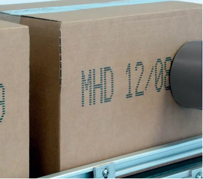 Marquage Jet d'Encre Gros Caractère avec le DOD 2.0 sur carton - Performances Haut de Gamme. Une solution d'impression avancée permettant une netteté exceptionnelle des caractères volumineux. Optez pour la clarté et la lisibilité avec la technologie DOD 2.0 sur une variété de surfaces